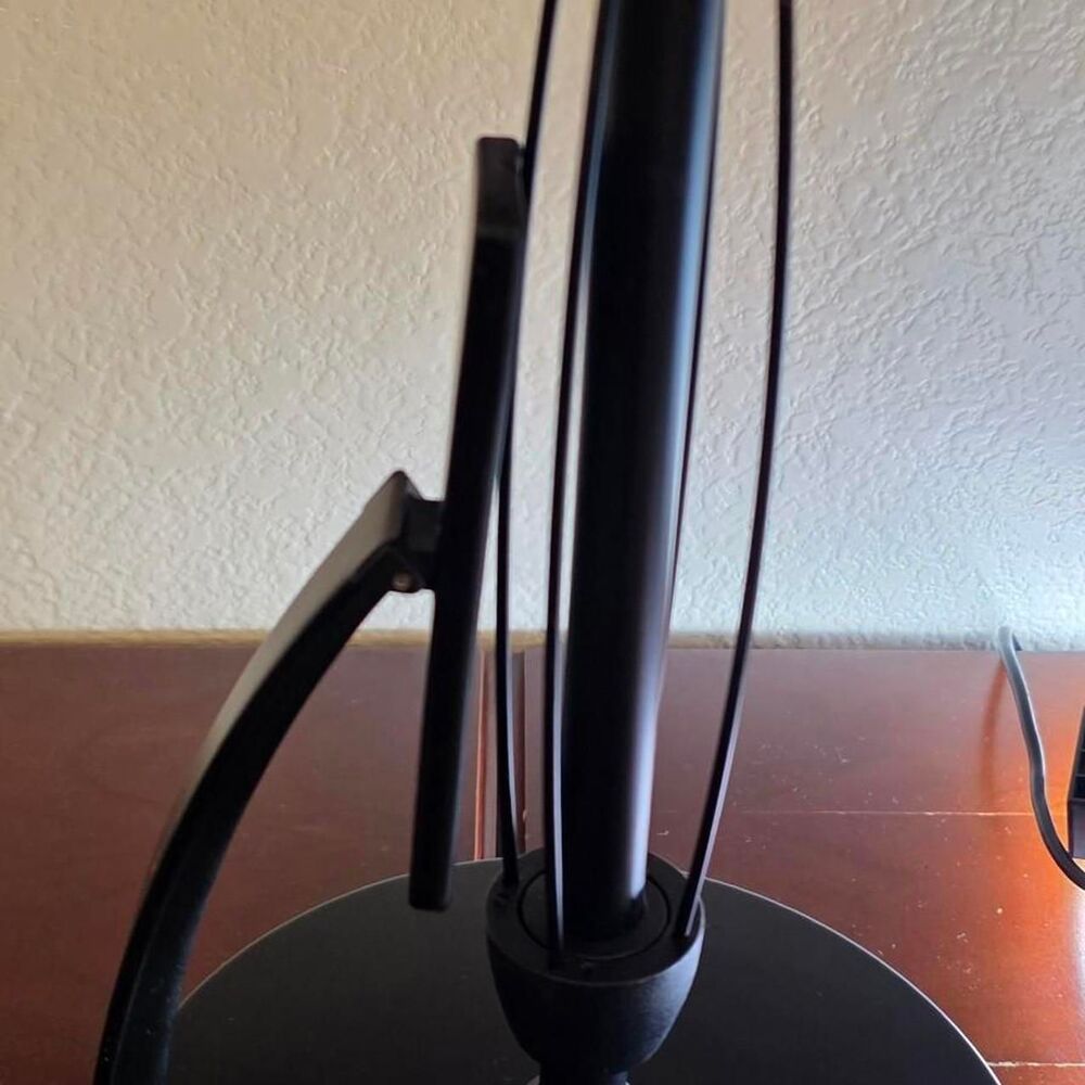 Black suction cup bottom metal paper towel holder